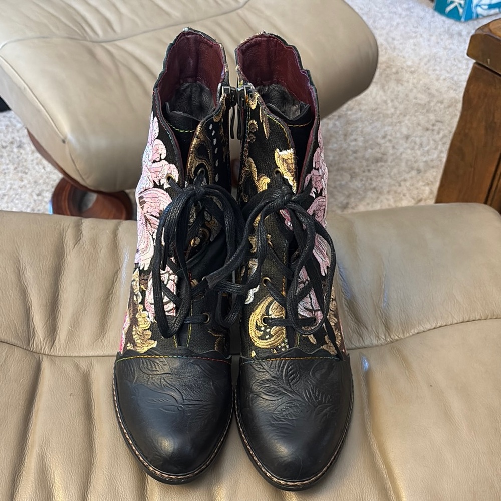 L’Artiste Floral Embroidered Boots 39/8.5